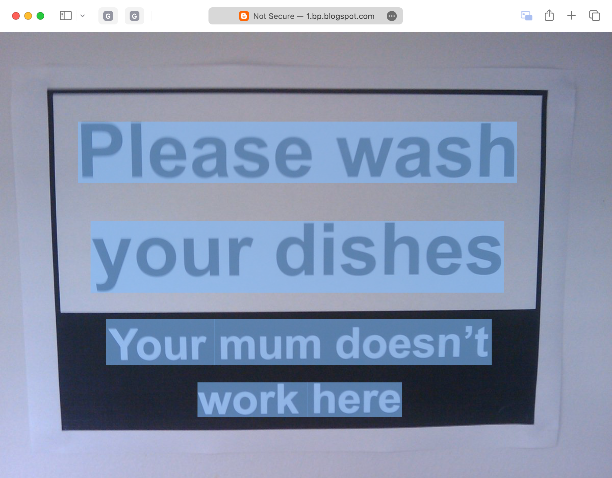 Выделяемый текст на вывеске в браузере Safari.