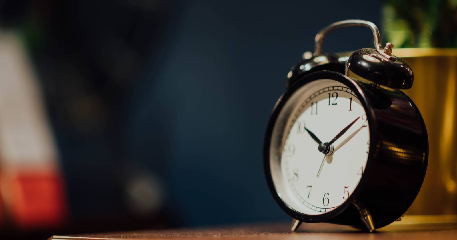 Настольный будильник на тумбочке