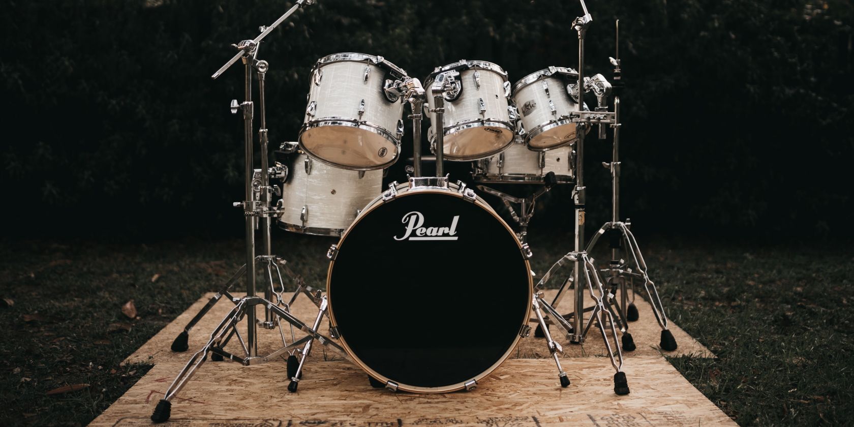 Ударная установка на деревянной сцене на открытом воздухе