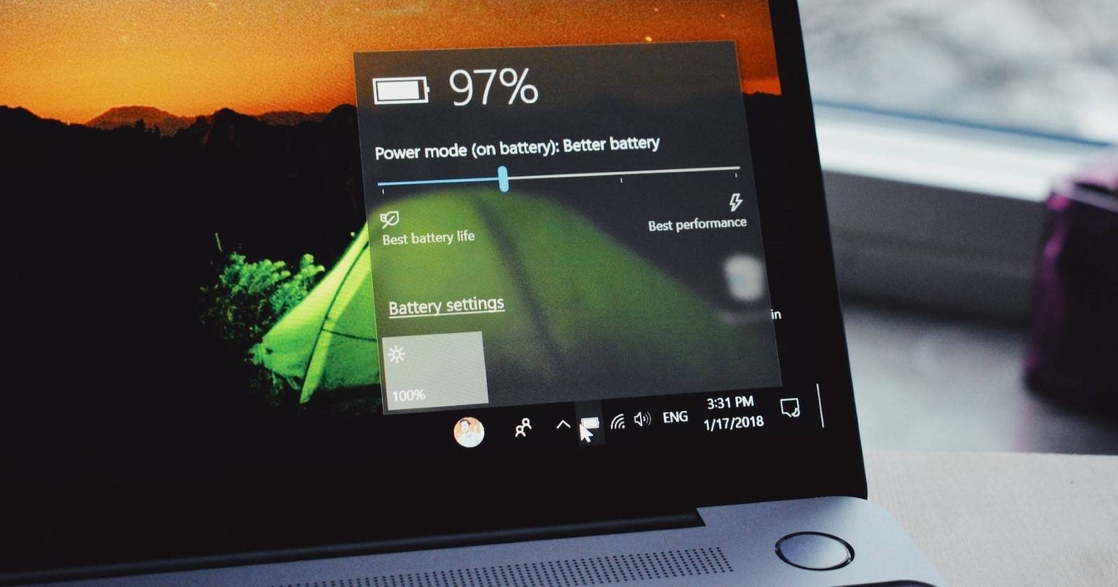 Чёрный ноутбук с Windows, вид спереди