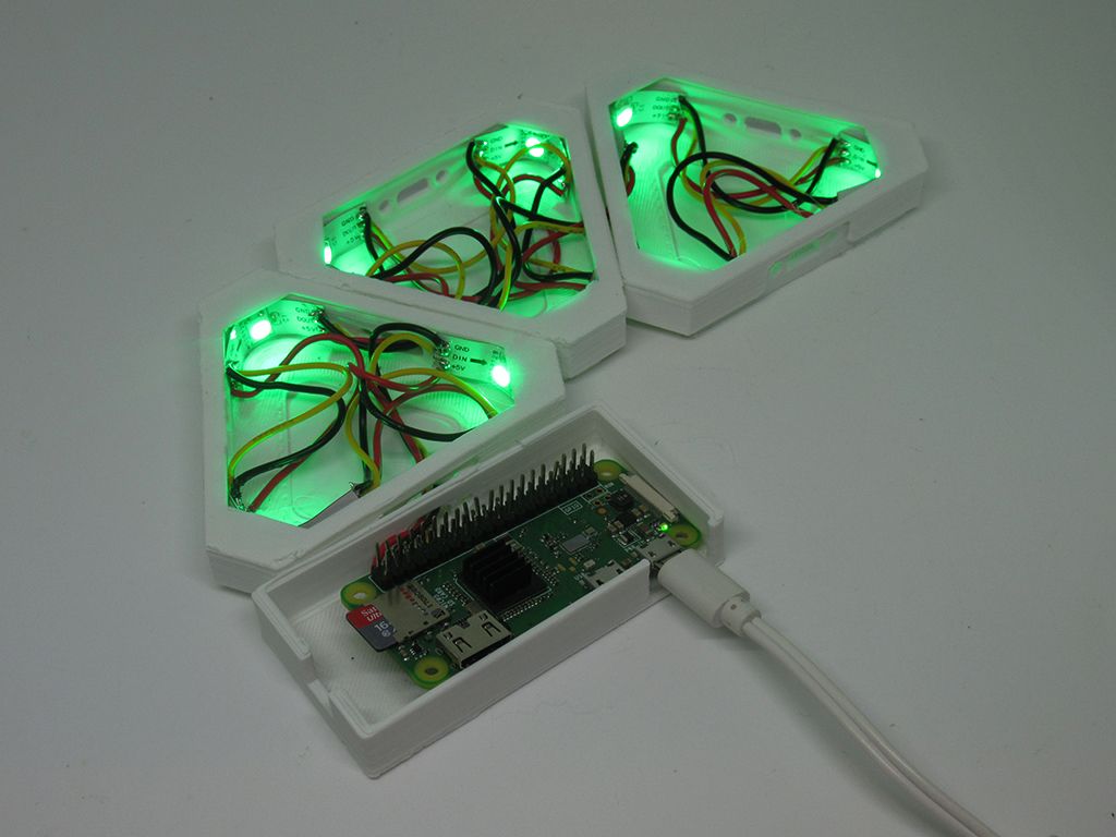 Готовая панель с включёнными LED‑панелями.