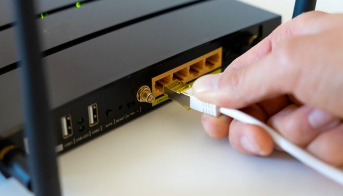 Вставка кабеля Ethernet в маршрутизатор
