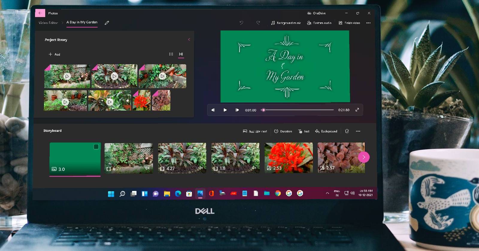 Экран ноутбука с приложением «Фотографии» в Windows 11