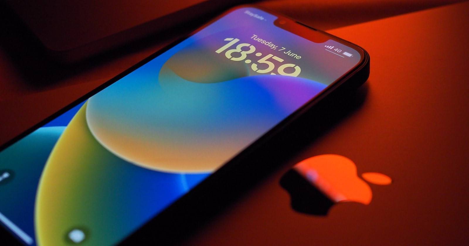iPhone с экраном блокировки iOS 16