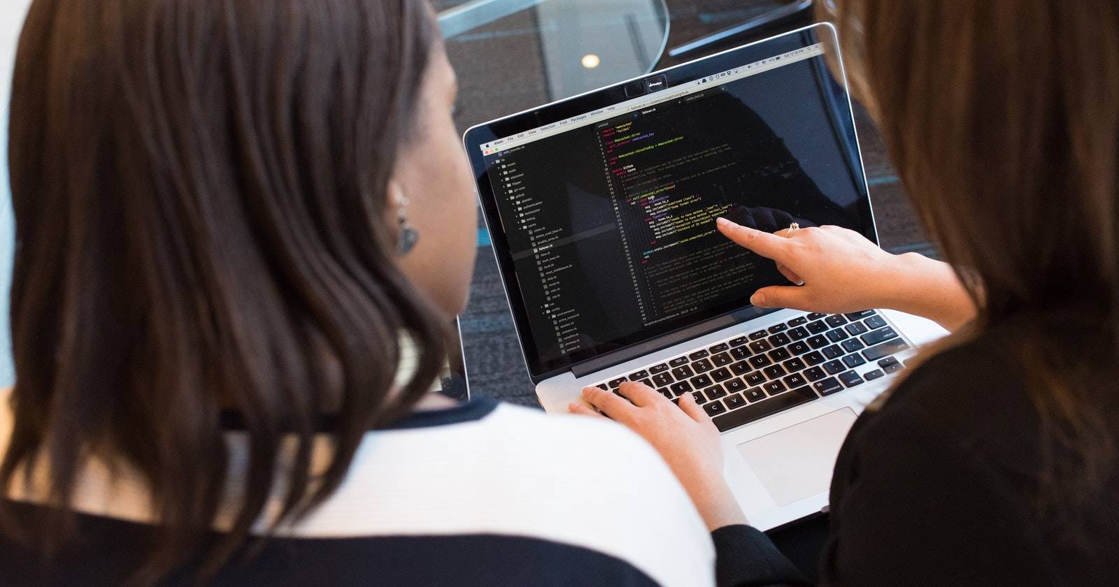 Инженеры-программисты помогают друг другу с обновлением до .NET 6