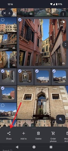 Нажатие значка Поделиться в приложении Google Фото.