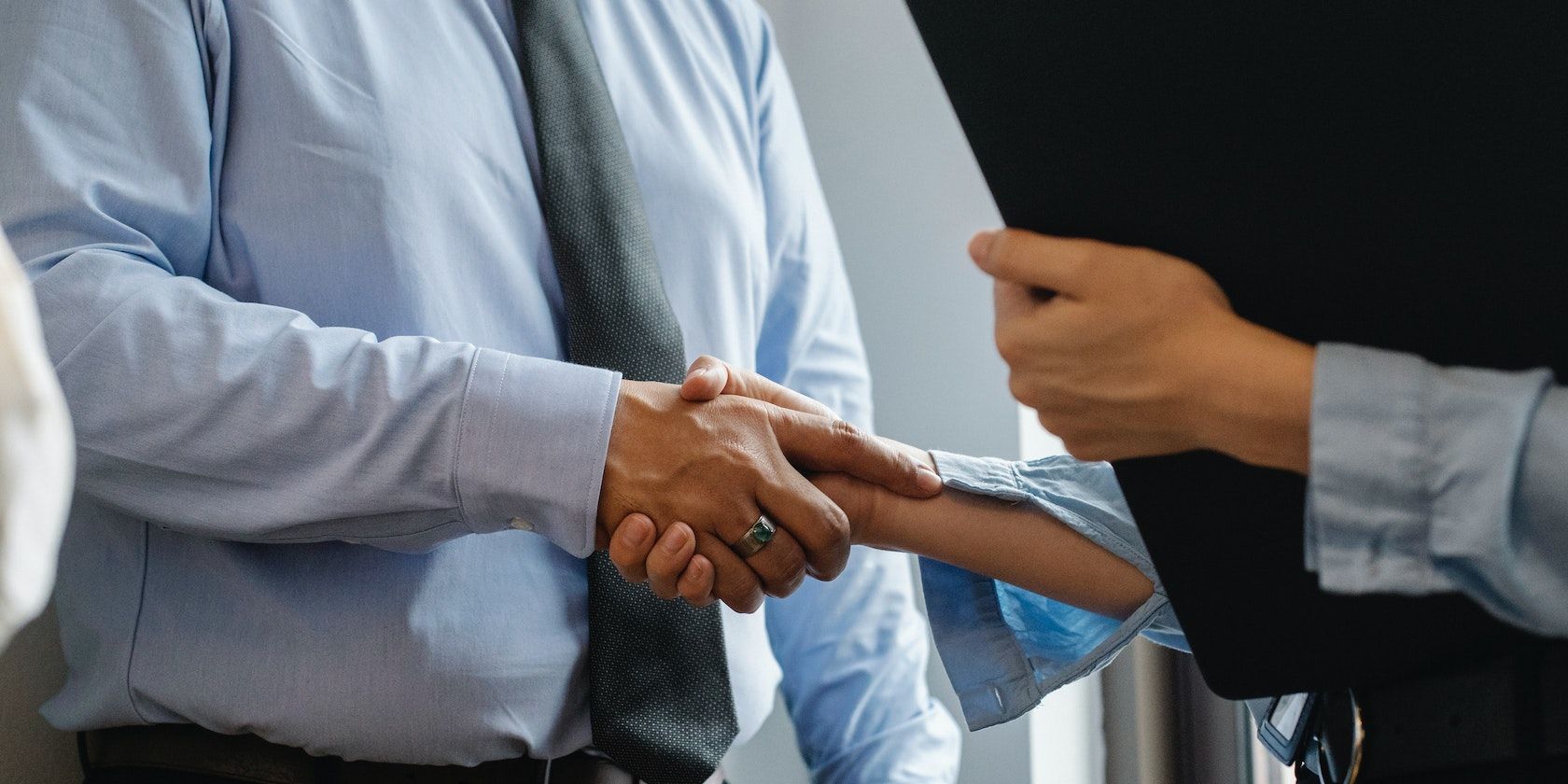 Мужчина и женщина пожимают руки