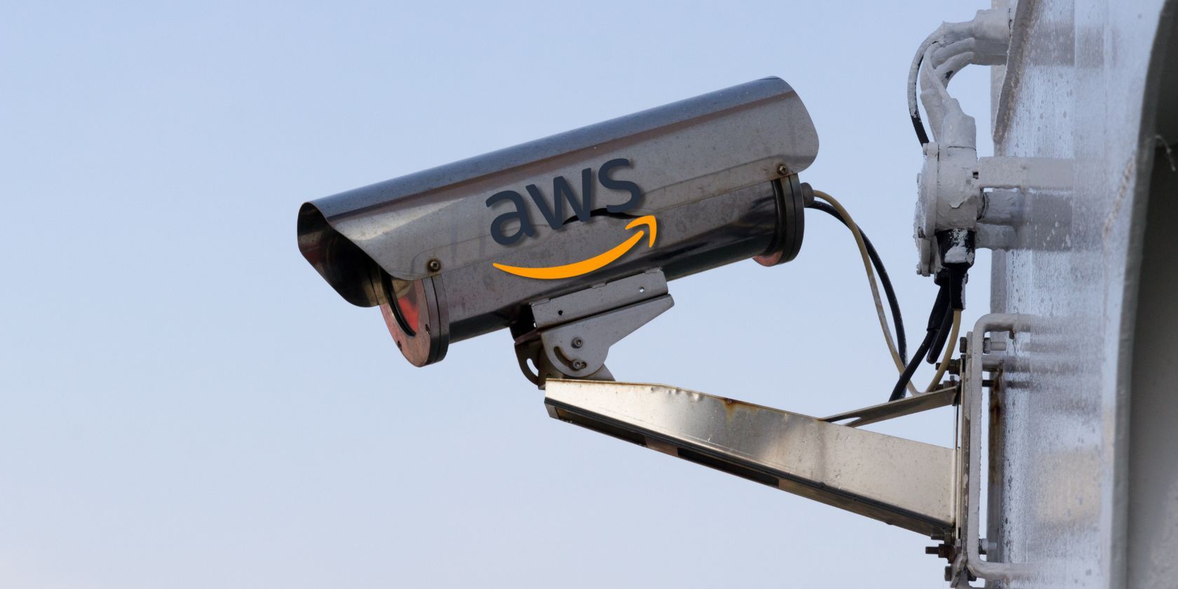 Логотип AWS на фоне камеры видеонаблюдения