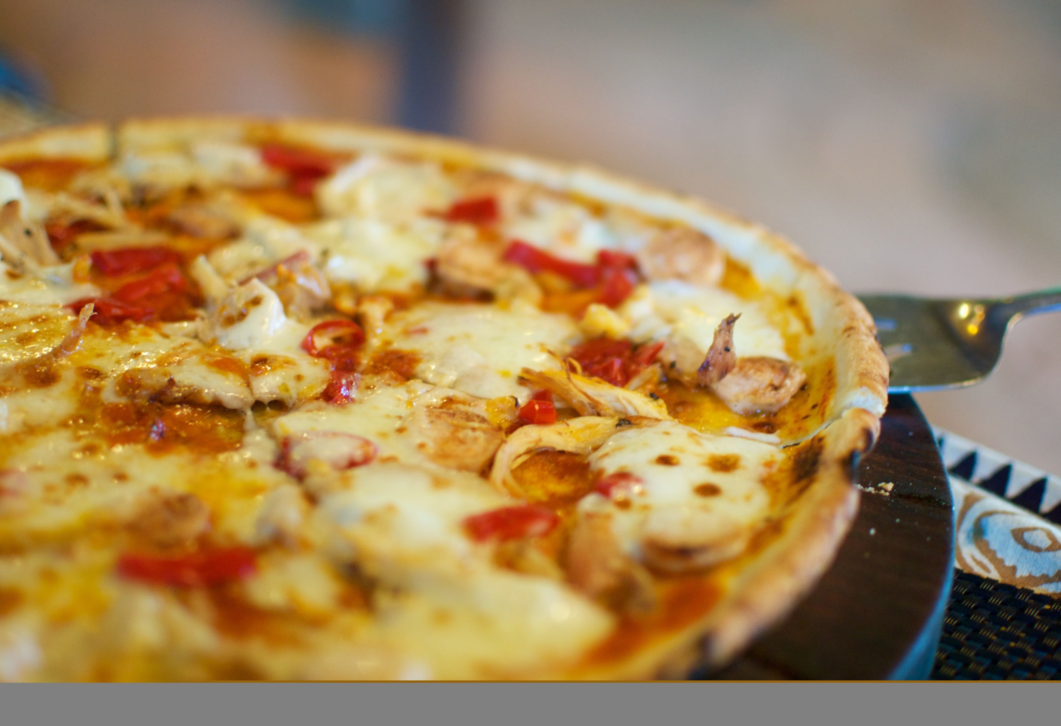 Пицца на деревянной доске