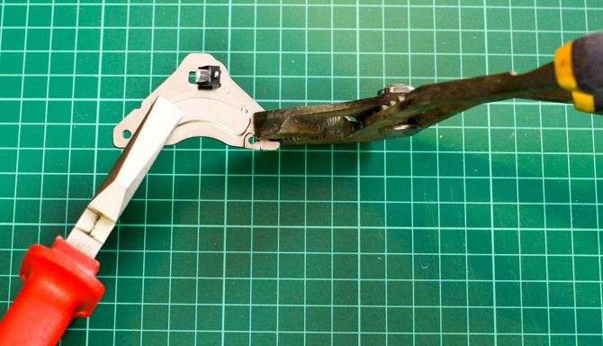 Процесс аккуратного отделения магнита при помощи зажимов