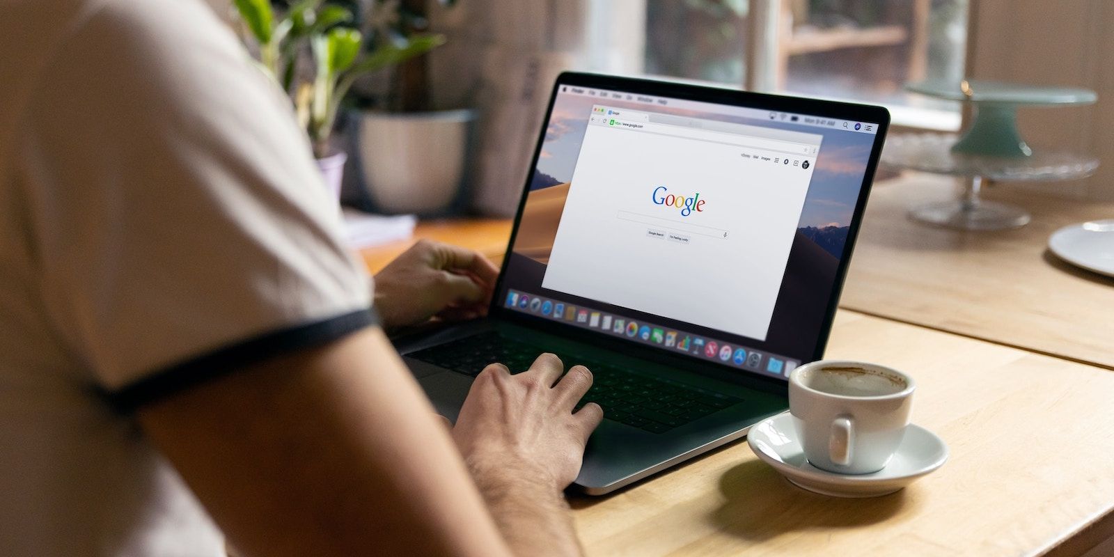 Загрузка страницы Google на ноутбуке; человек вводит запрос