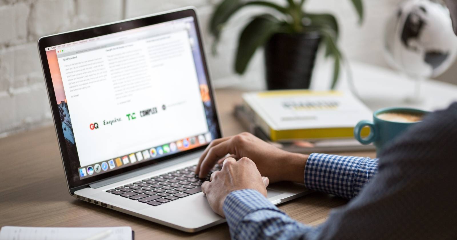 Человек перед Mac использует Safari