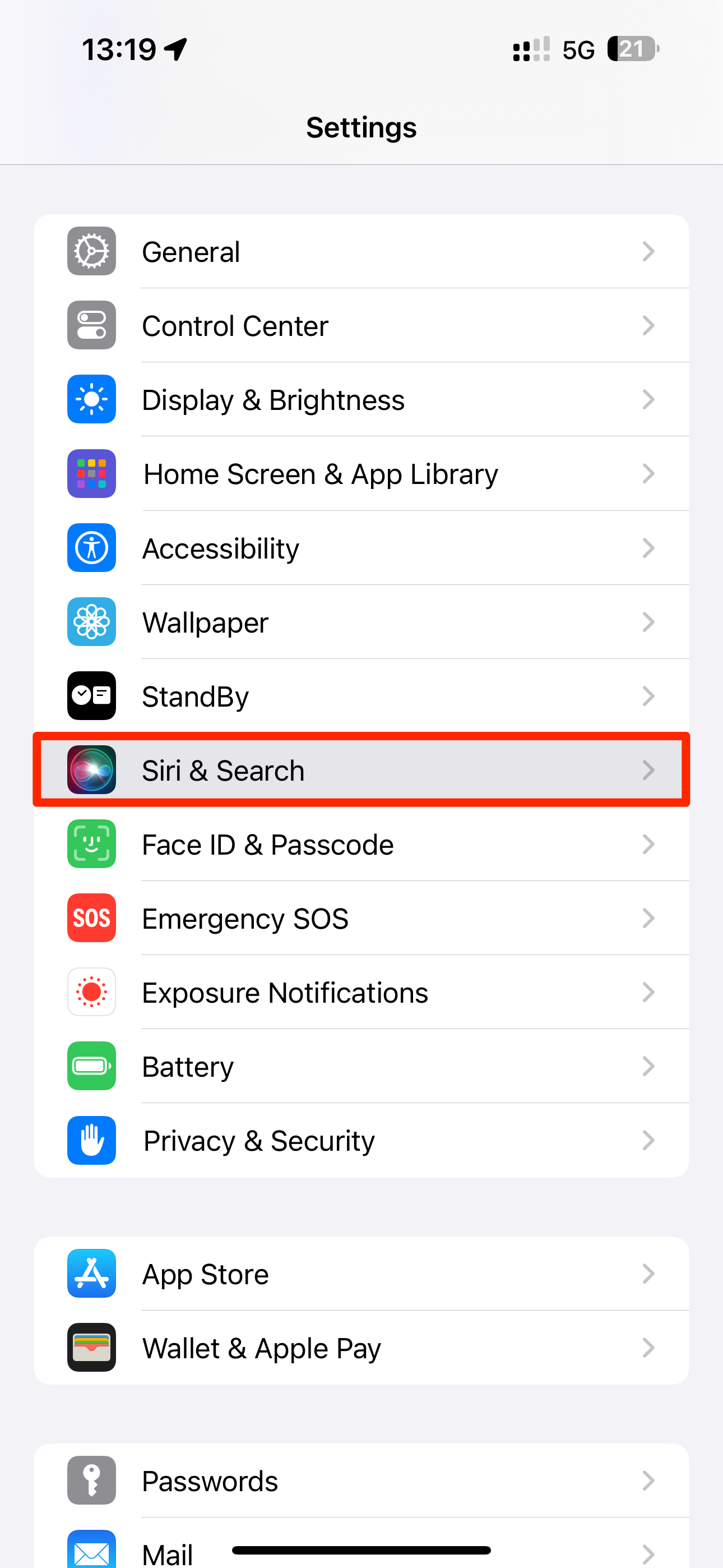 Приложение Настройки на iPhone с выделенным разделом Siri и Поиск.