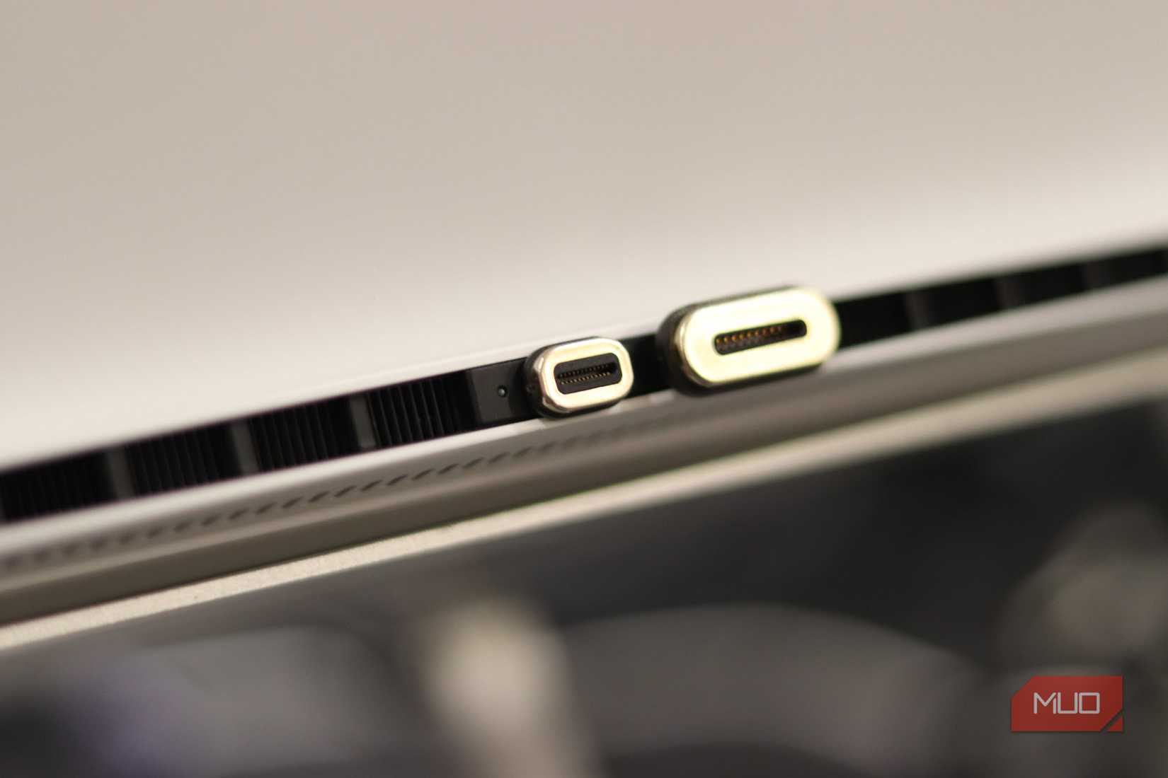 Магнитные USB‑C и HDMI адаптеры, демонстрирующие магнитную базу и контакты