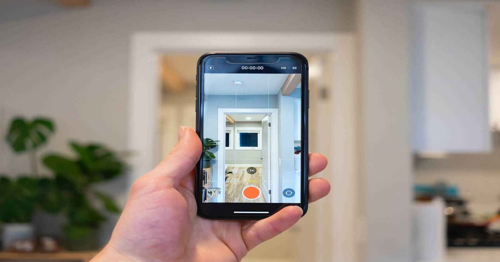 Человек держит смартфон с открытым Instagram