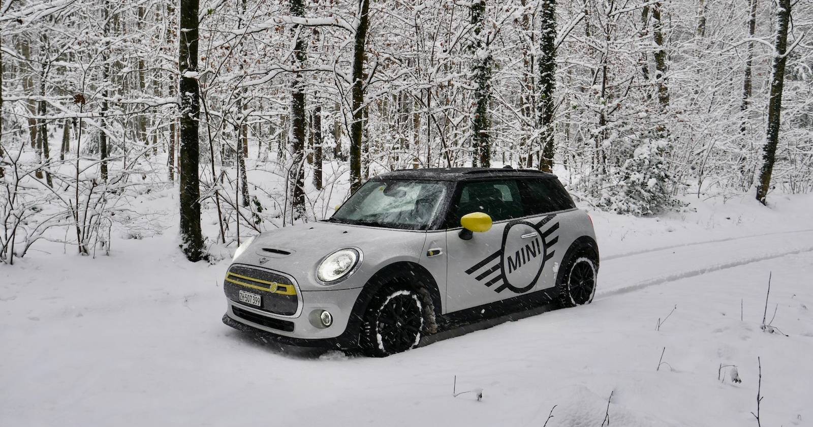 Миниатюрный медный электромобиль в заснеженном лесу