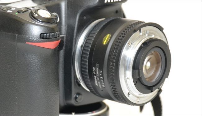 Объектив перевёрнут и установлен на камеру, вид сзади и защита резьбы