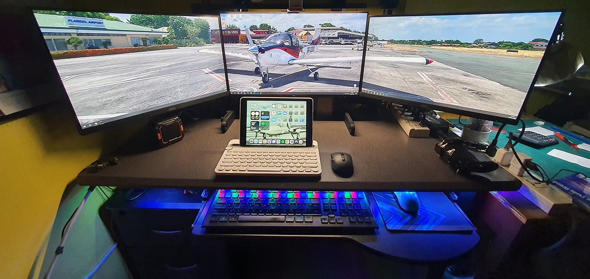 Рабочее место с тремя мониторами, питанием от ноутбука