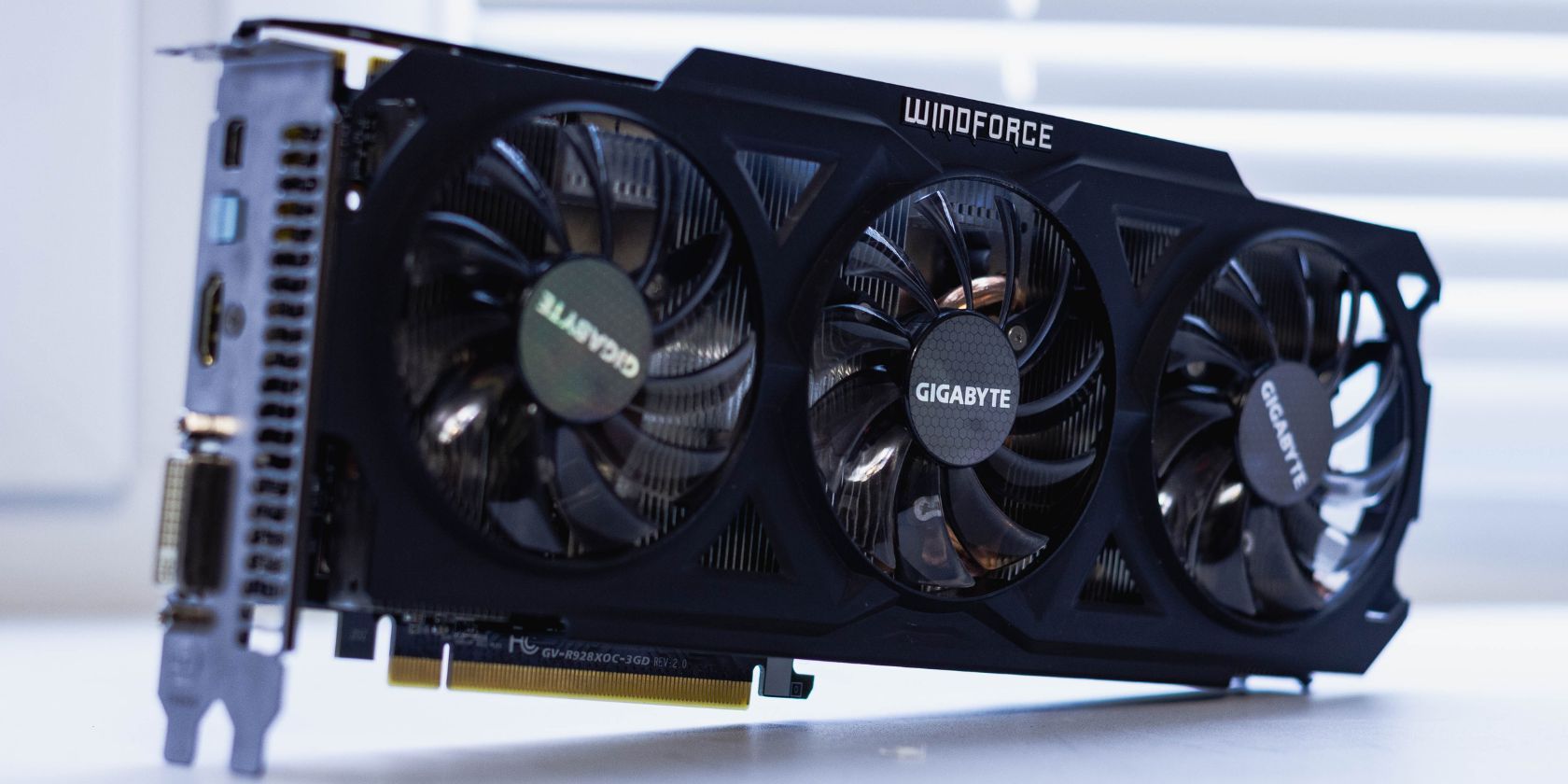 Видеокарта Windforce на столе с видимыми контактами