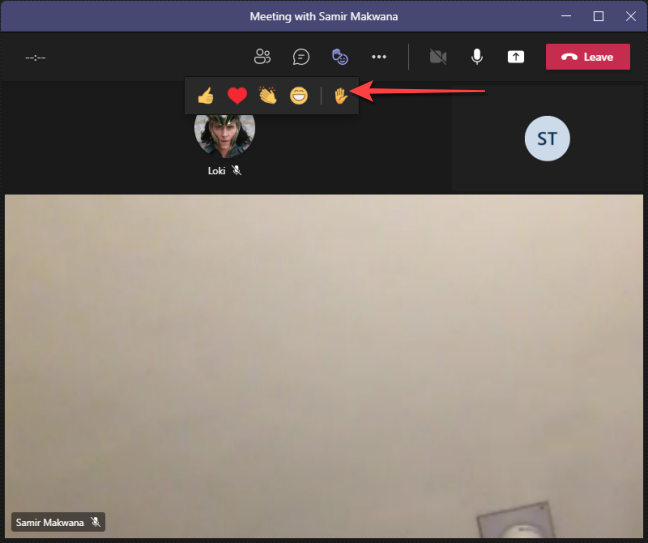 Наведение на кнопку «Показать реакции» и выбор «Поднять руку» в приложении для ПК