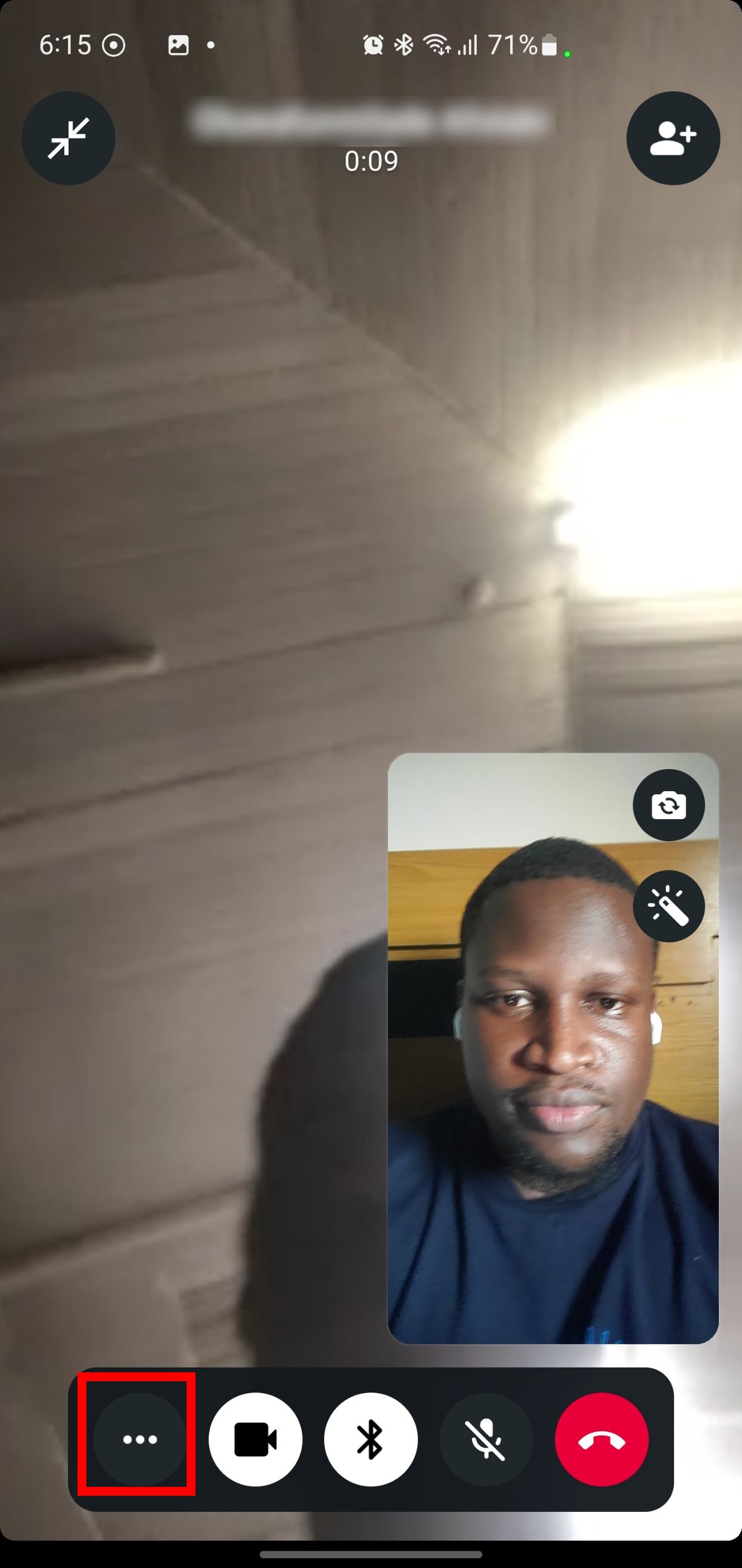 Кнопка меню из трёх точек во время группового видеозвонка WhatsApp.