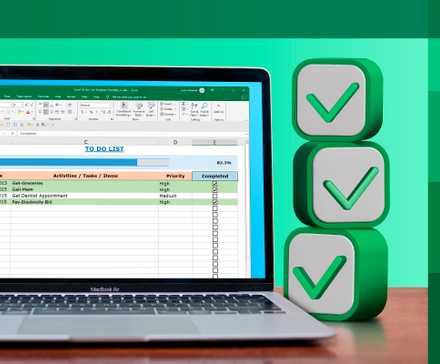 MacBook с таблицей Excel и флажками рядом.