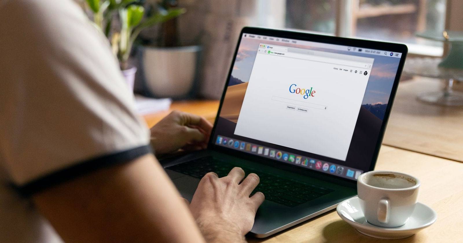 Иллюстрация: человек работает в Chrome, используя команды в адресной строке