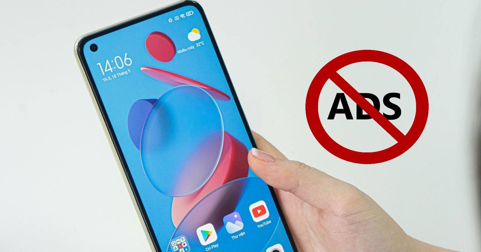 Человек держит Xiaomi рядом со значком блокировки рекламы
