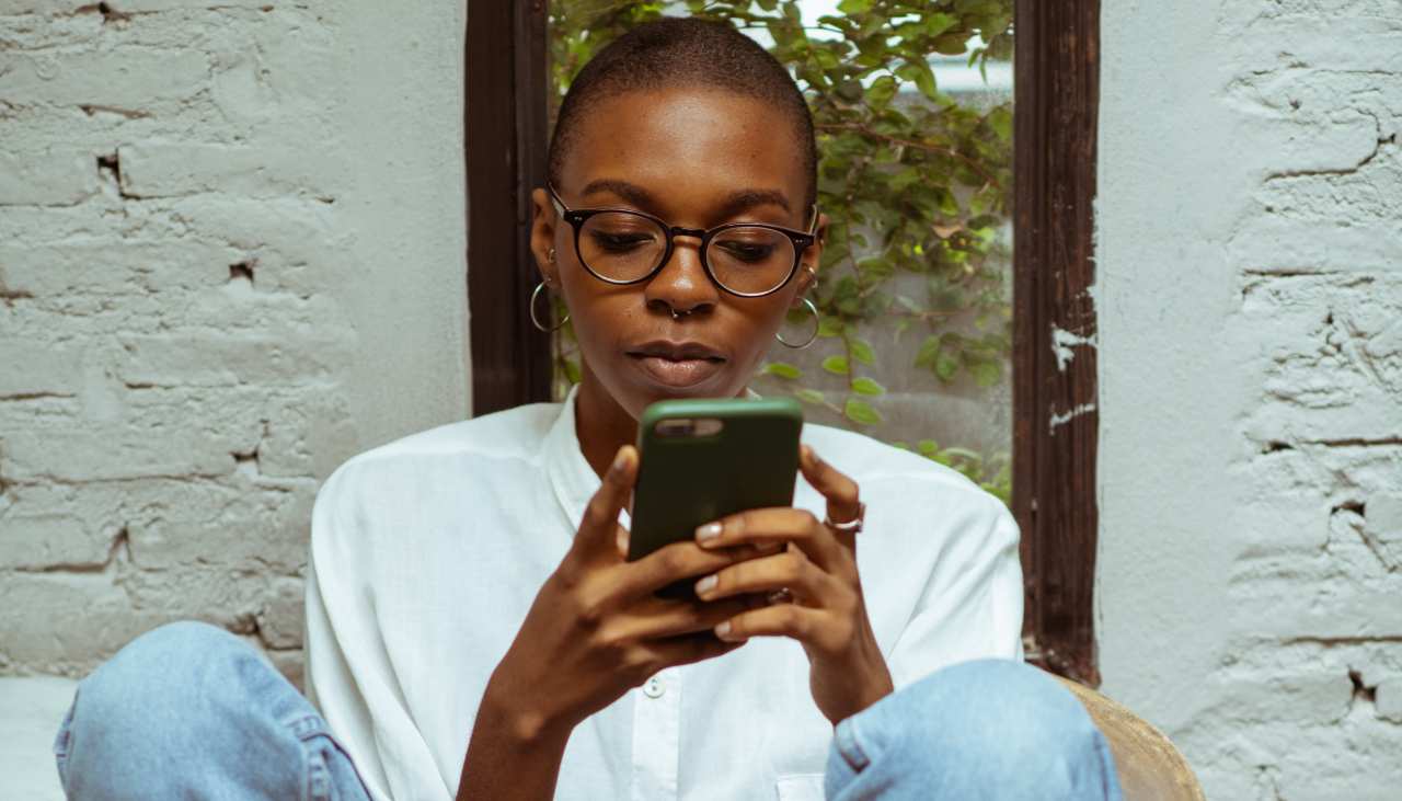 Пользователь с телефоном и Venmo