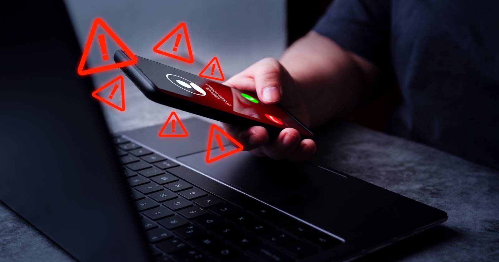 Человек получает мошеннический звонок на смартфон с предупреждающими знаками