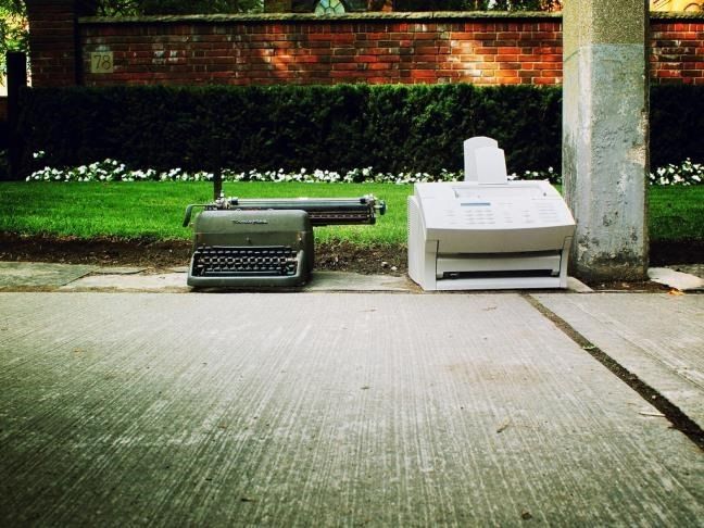 Старый сканер и факсимильный аппарат на столе