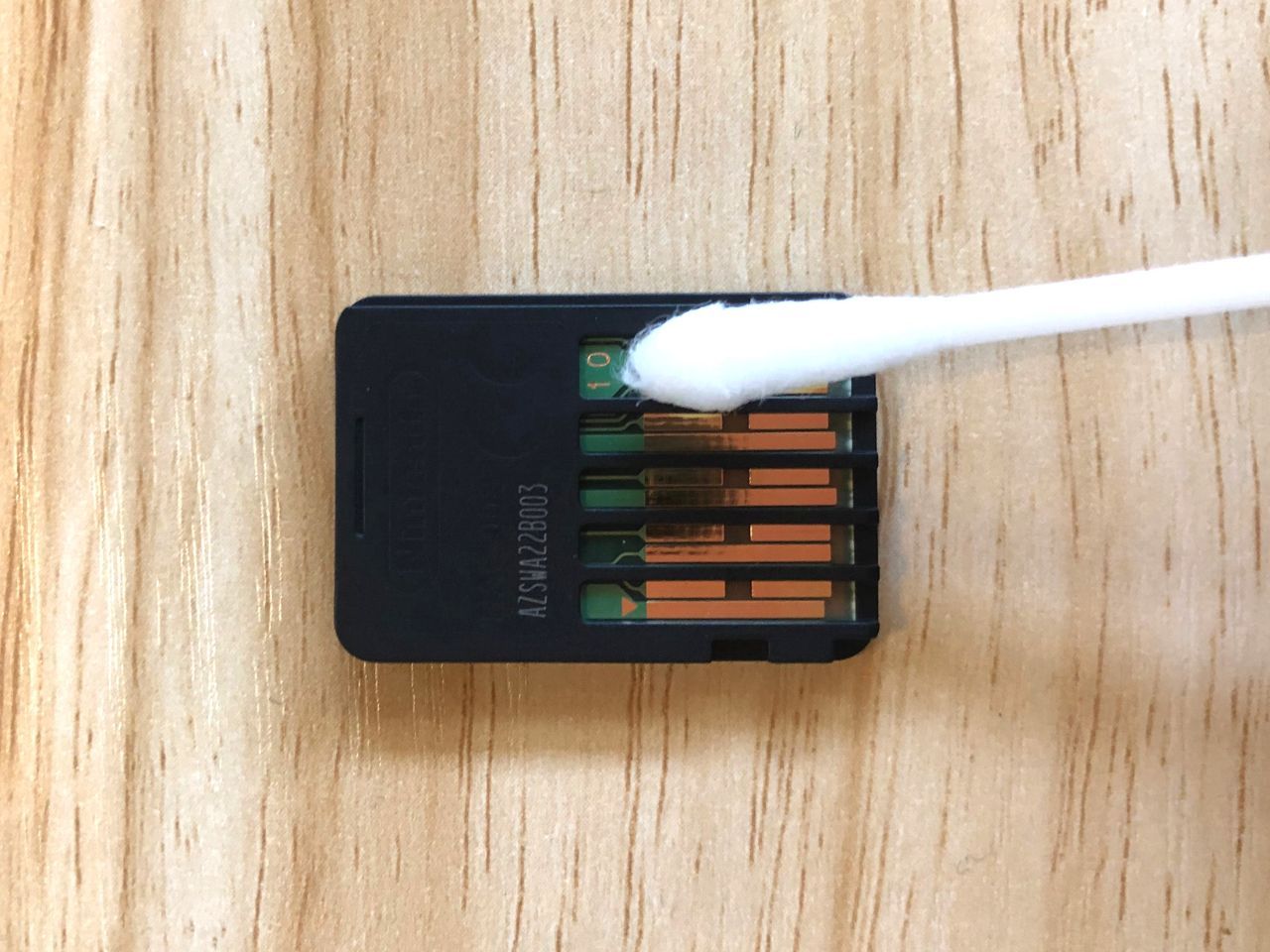 Очищайте контакты ватной палочкой мягкими движениями