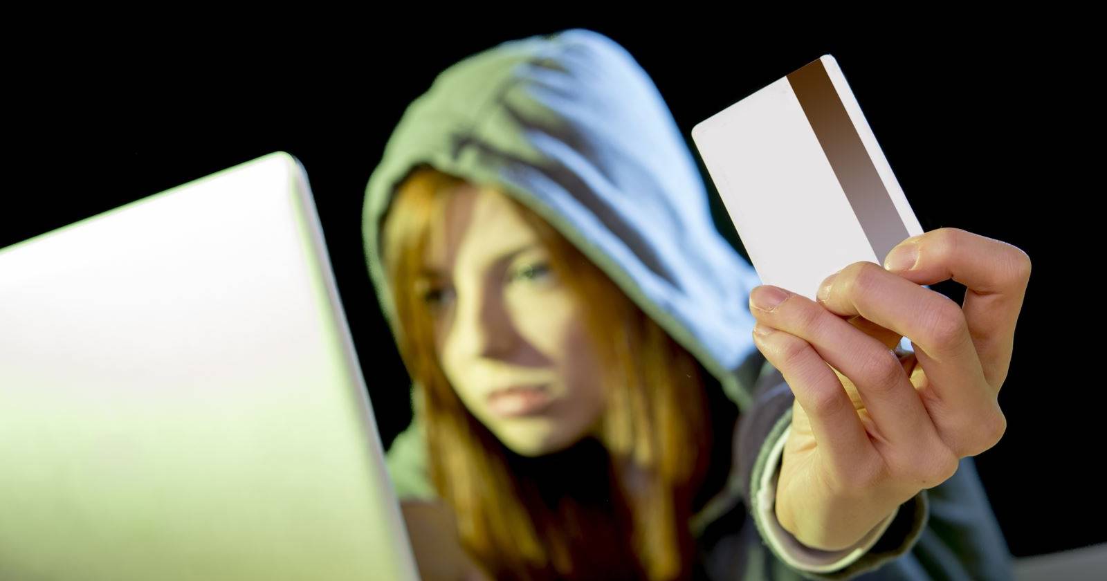 Иллюстрация: несколько кредитных карт на столе рядом с мобильным телефоном