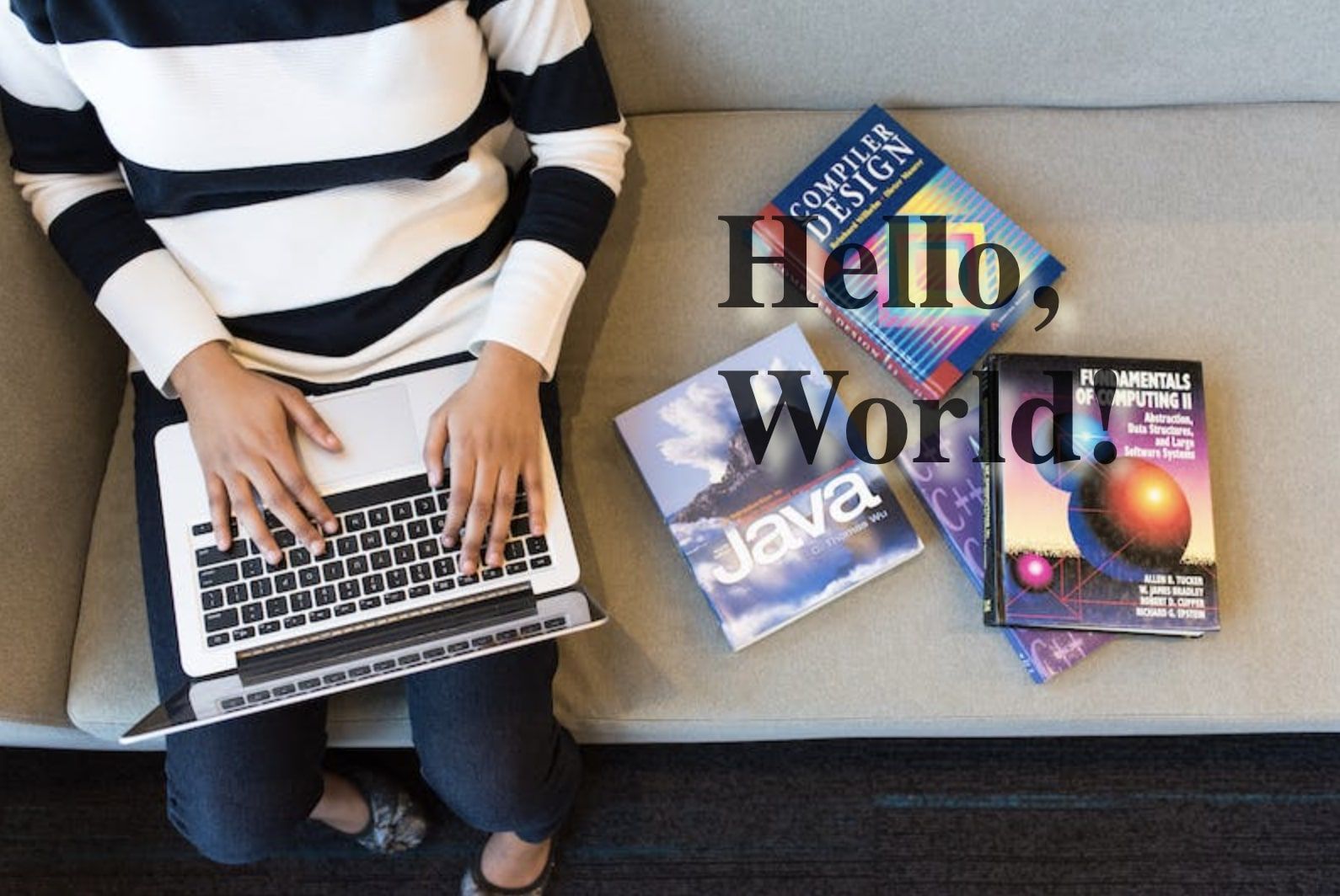 Текст «hello world» поверх женщины с ноутбуком; применены эффекты drop-shadow и opacity