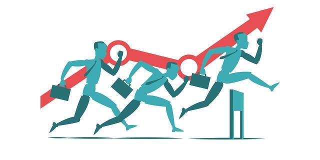 Фото: кошелёк и банковская карта на столе, закрытая коробка в фоне