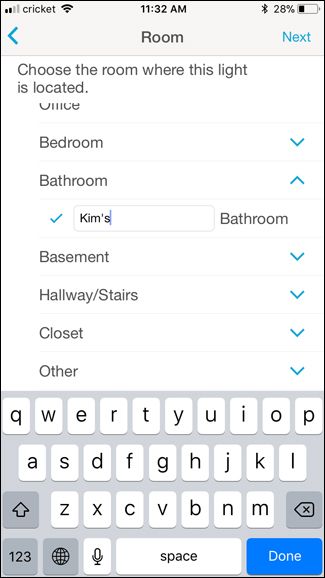 Выбор комнаты и имени для устройства в приложении Lutron
