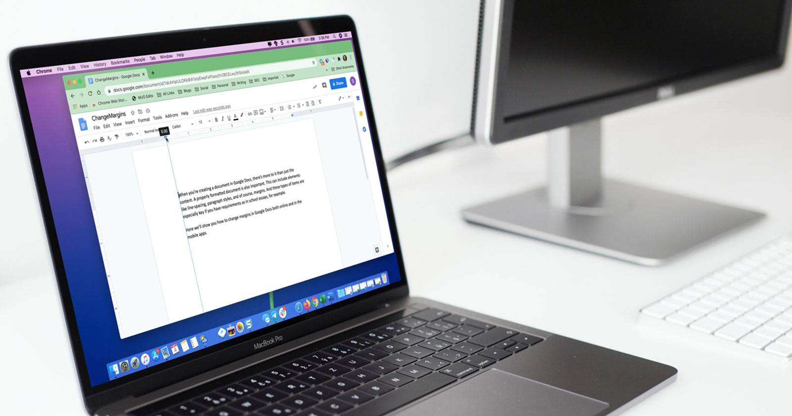 MacBook Pro с открытым документом Google Docs, линейка и подсказка по полям