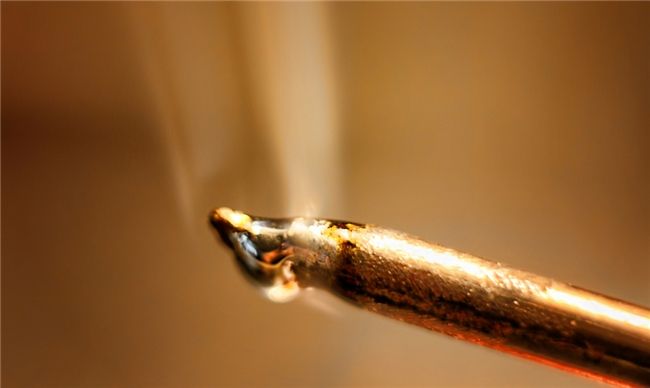 Горячий наконечник паяльника и очки безопасности