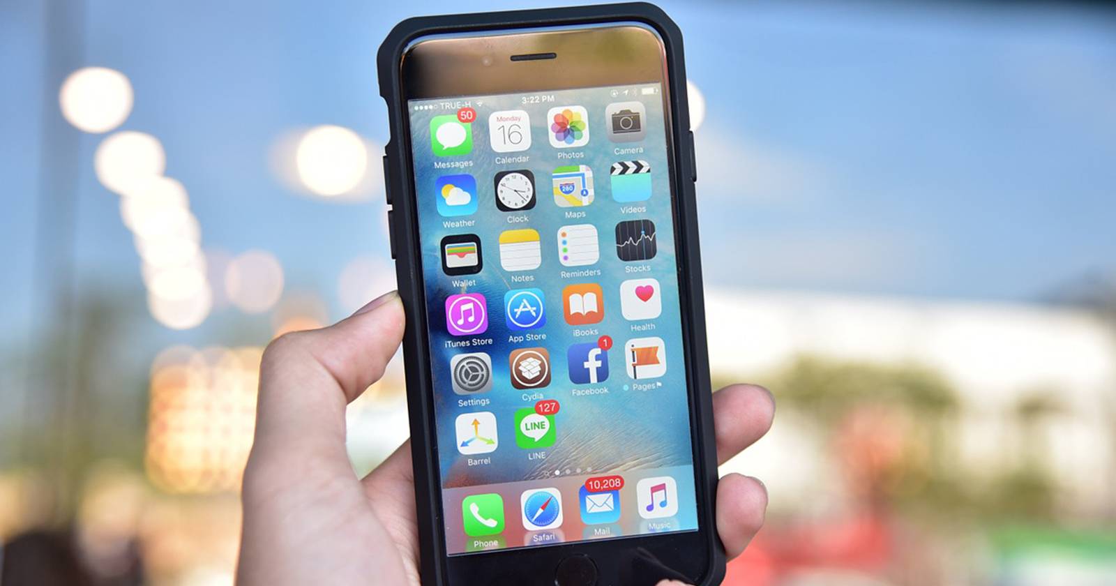 Экран iPhone с иконками приложений.