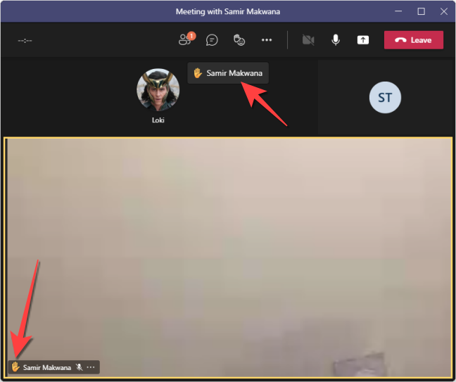 Жёлтая рамка вокруг видео и эмодзи поднятой руки рядом с именем
