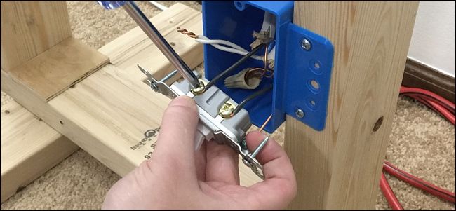 Отсоединение чёрных проводов от выключателя