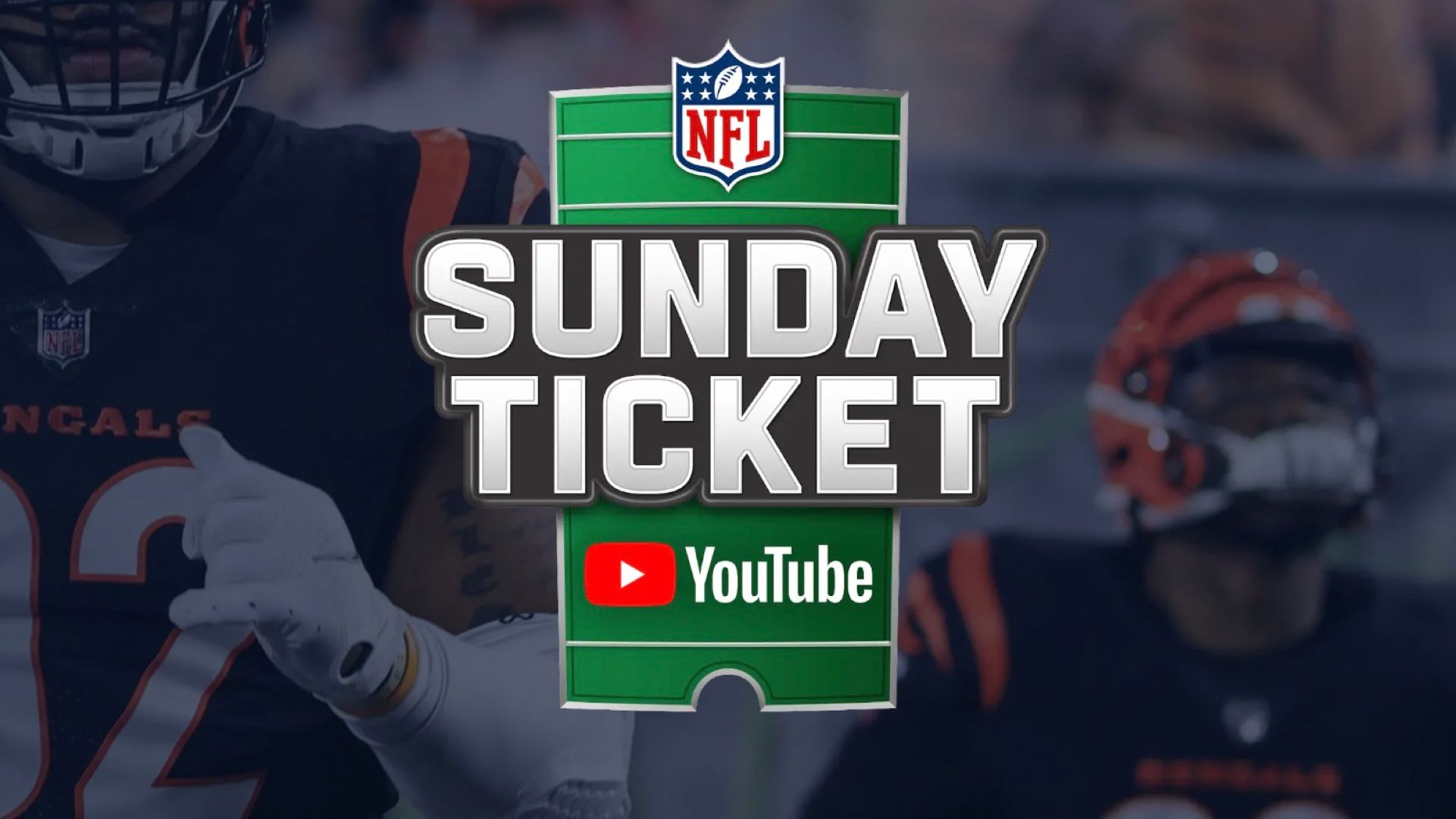 Логотип NFL Sunday Ticket поверх изображения игроков американского футбола