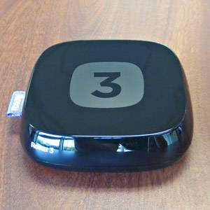 Фронтальная фотография Roku 3 и пульт на столе