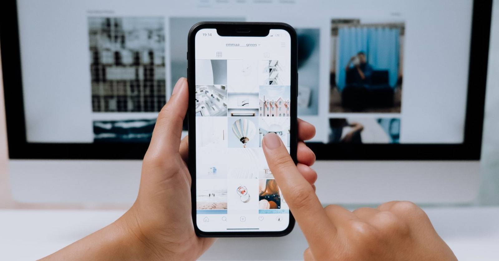 Человек использует Instagram на телефоне