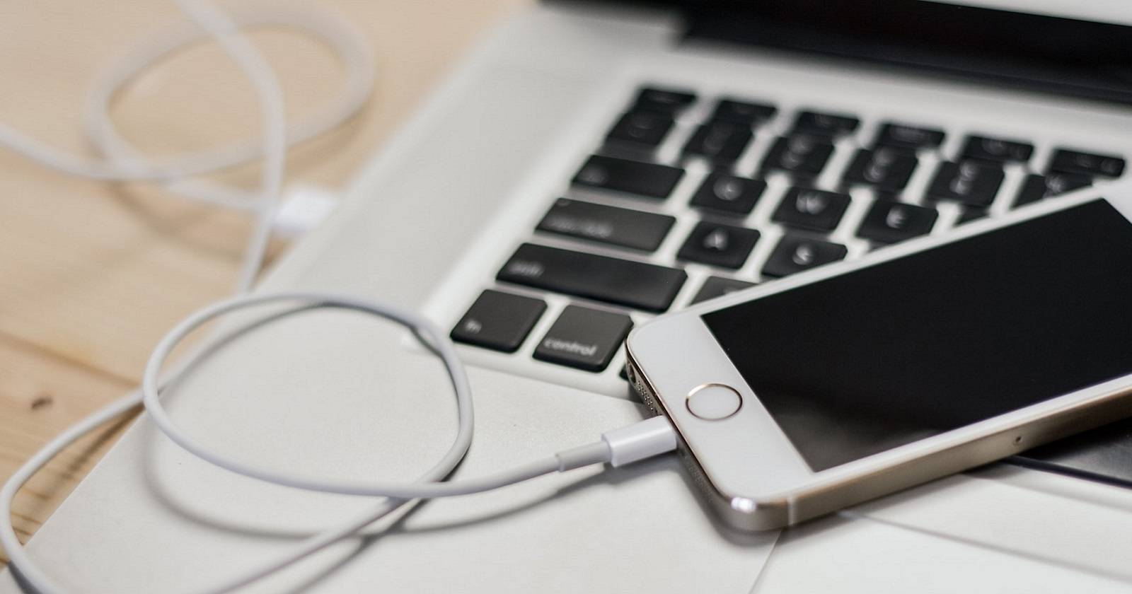 iPhone подключён к ноутбуку 