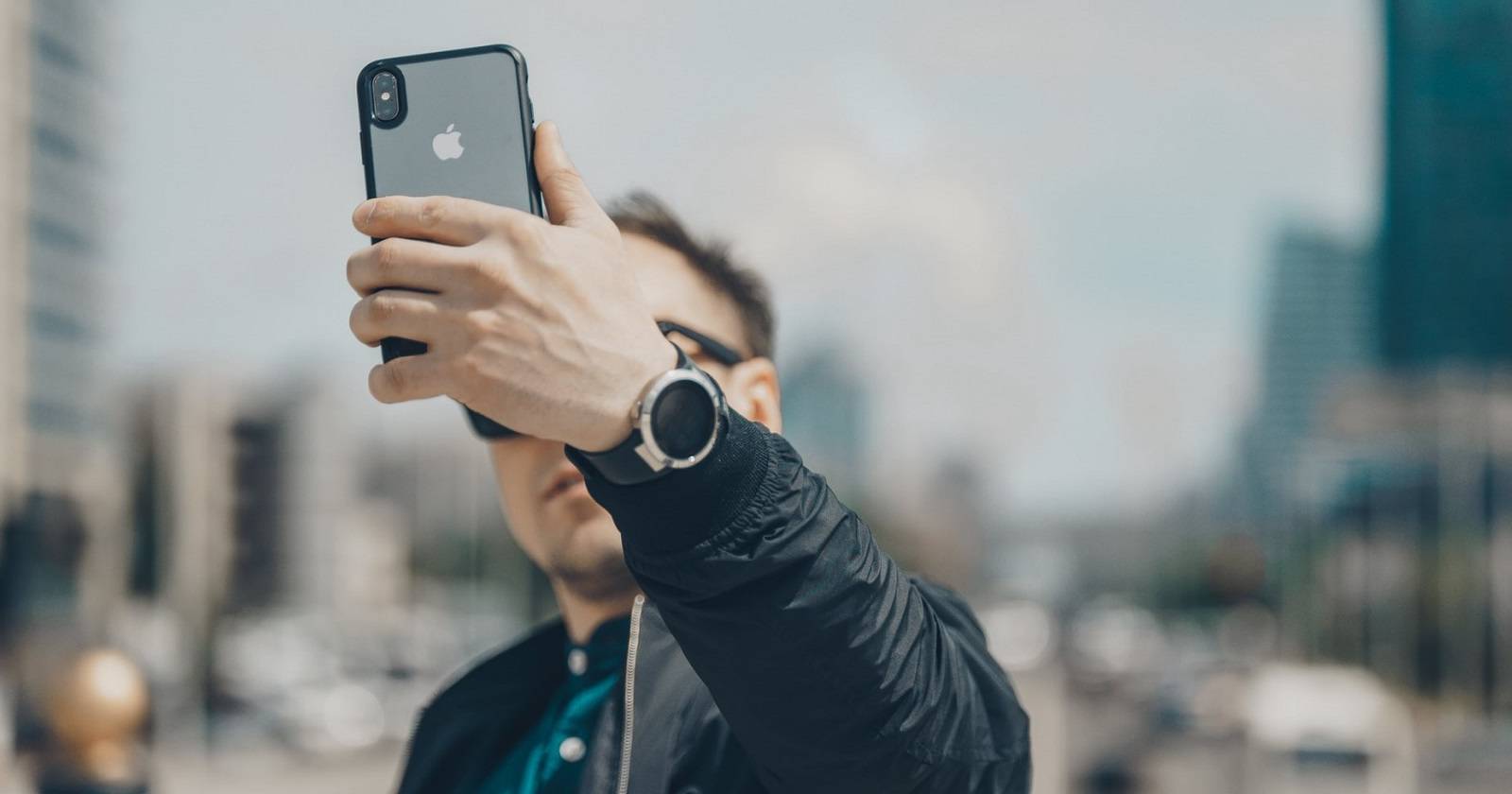 Человек делает селфи-видео