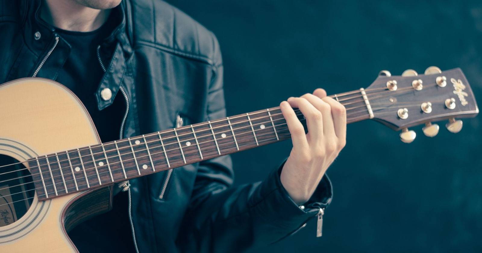 Человек играет на гитаре