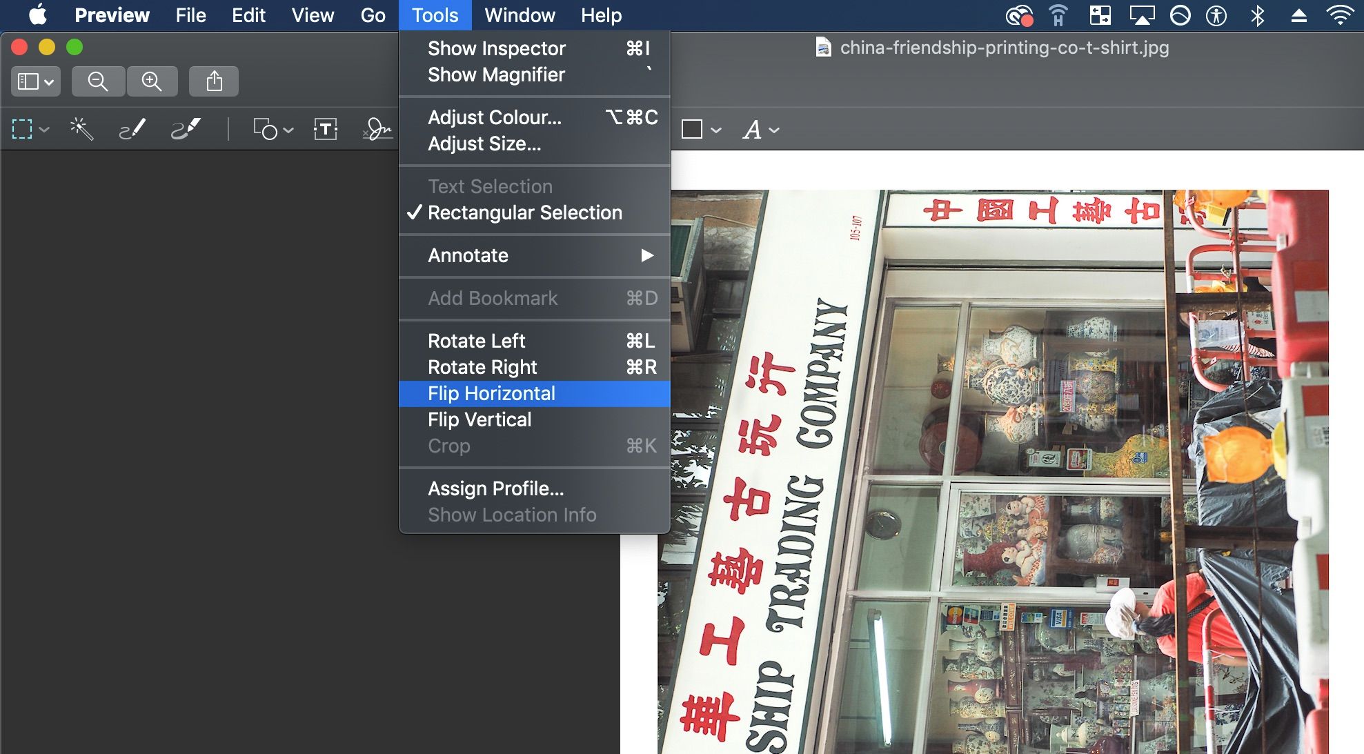 Вариант зеркалирования изображения в macOS Preview через меню Инструменты.