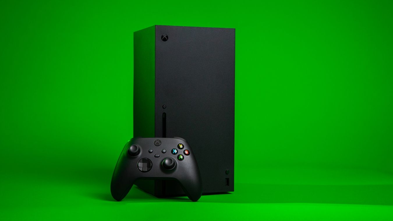 Фотография консоли Xbox Series X и беспроводного контроллера перед ней