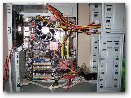 Разложенные компоненты ПК на столе перед сборкой